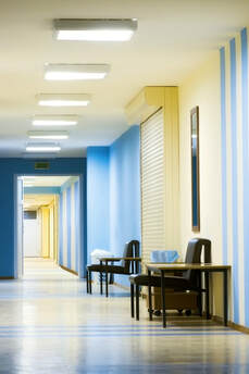 Corridor dans un hôpital de Sherbrooke. Les murs sont bleu et jaune et ont été peints par Peintre Sherbrooke.