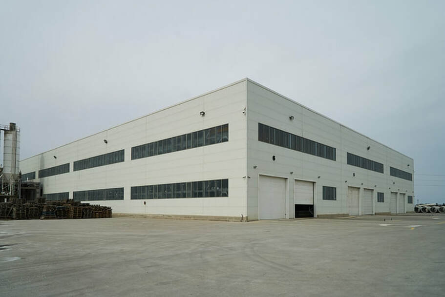 Extérieur d'une grande usine dans un secteur industriel à Sherbrooke.