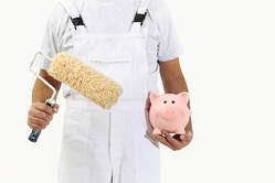 Employee of Peintre Sherbrooke dressed all in white with a roller in one hand and a piggy bank in pink.